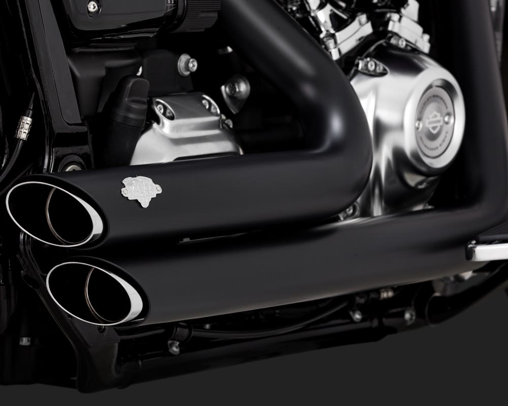 VANCE AND HINES SHORTSHOTS STAGGERED EXHAUST BLACK FOR SOFTAIL 18 (FITS FATBOY & BREAKOUT & FXDR)