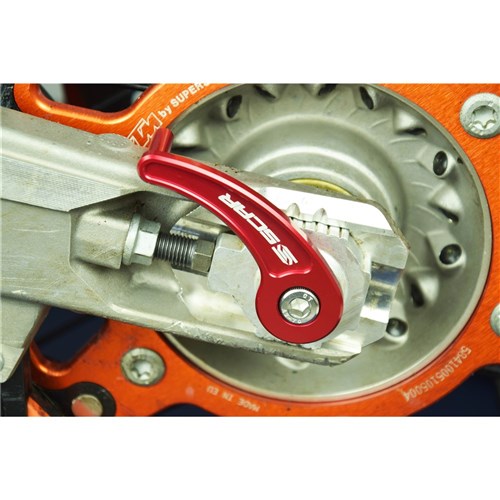 SCAR REAR AXLE PULL KTM / HUSQVARNA / GAS GAS RED